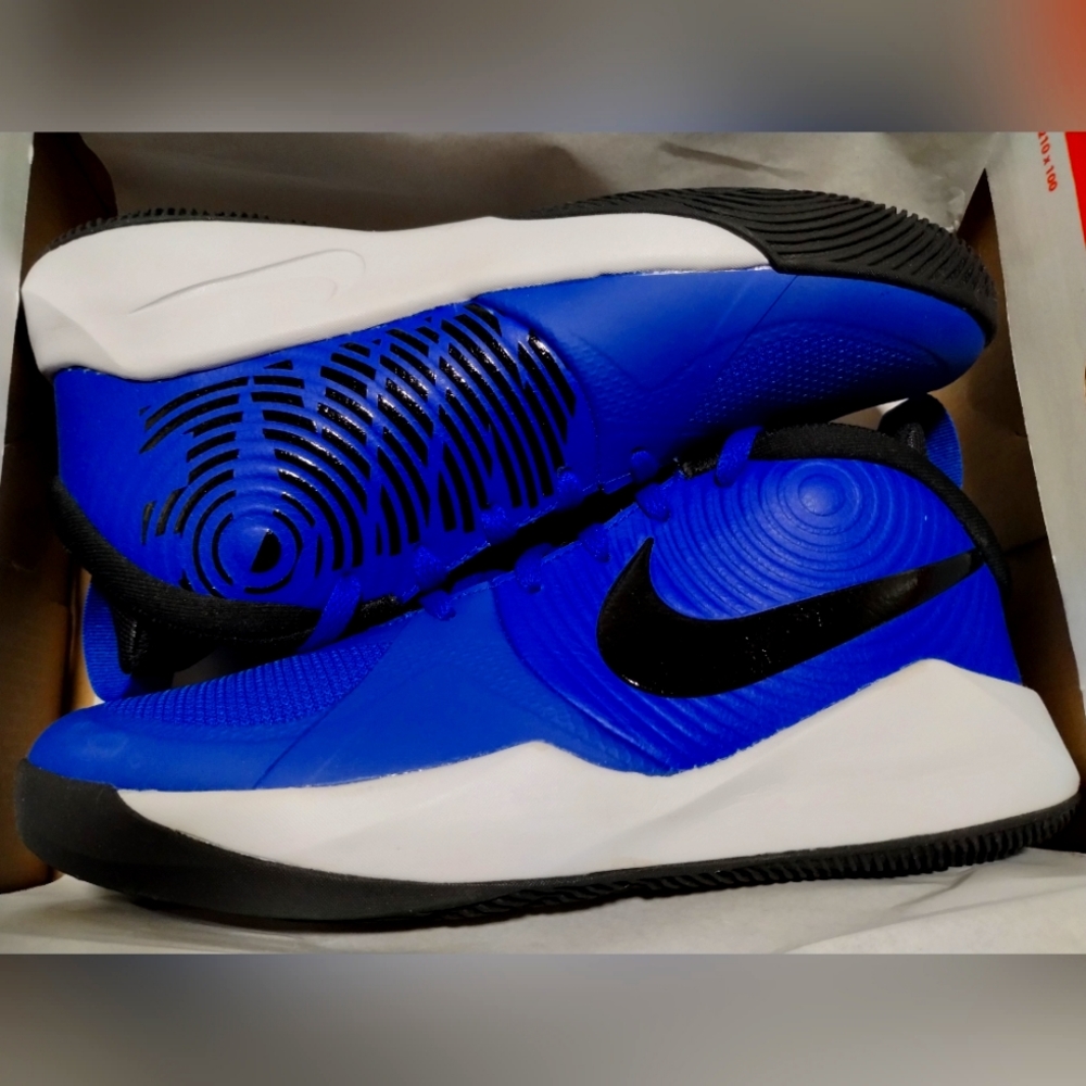 New Size 4 Blue/Black/White Nike Boys Shoes